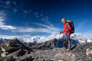 Himalayalar, Nepal Trek kamera poz uzun yürüyüşe çıkan kimse