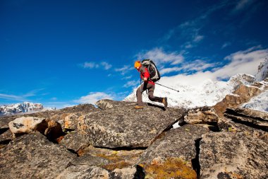 Himalaya dağlarında yürüyüş