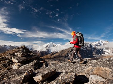 Himalaya dağlarında yürüyüş