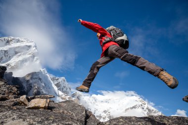 Nepal'deki Everest yakınındaki kayada uzun yürüyüşe çıkan kimse atlar