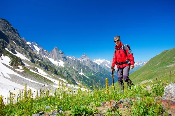 Randonneur dans les montagnes du Caucase — Photo