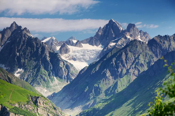 Grúzia magas hegyek, gyönyörű tájak — Stock Fotó