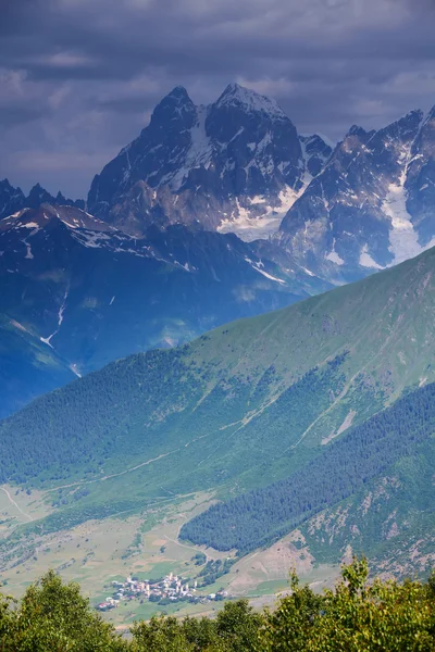 Ayak üst Svaneti dır dağ aralığının köyünde — Stok fotoğraf