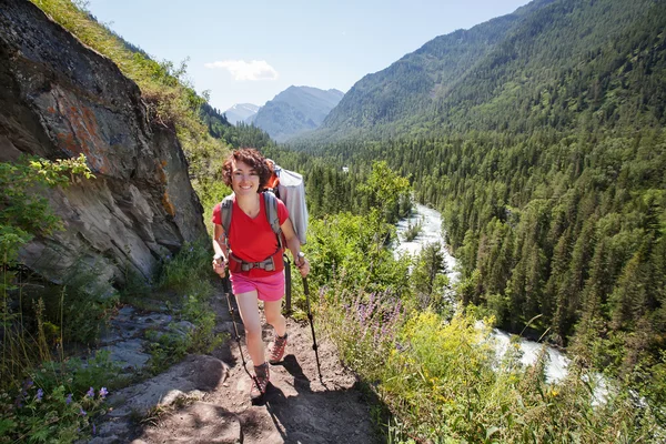 Hiker di pegunungan Altai, Federasi Rusia — Stok Foto