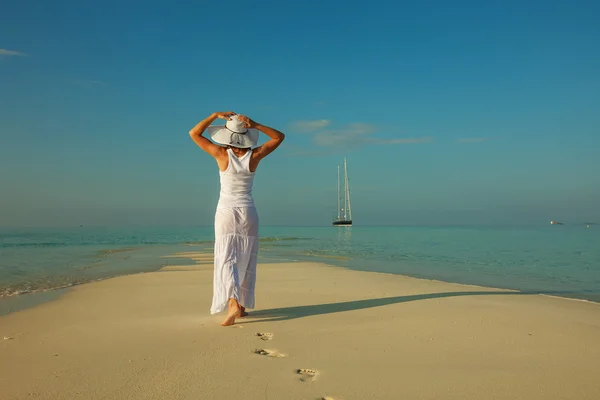 Mujer caucásica camina a lo largo de hermosa orilla del mar —  Fotos de Stock