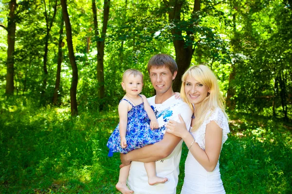 Familia feliz en el parque — Foto de Stock