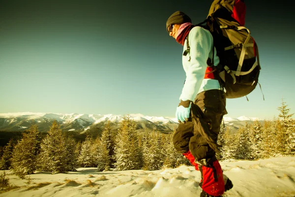 Excursionista en las montañas de invierno — Foto de Stock