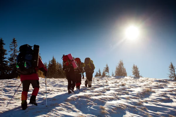 冬山徒步旅行者 — 图库照片