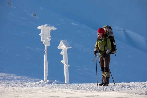 Caminhante caminhando no inverno montanhas dos Cárpatos — Fotografia de Stock