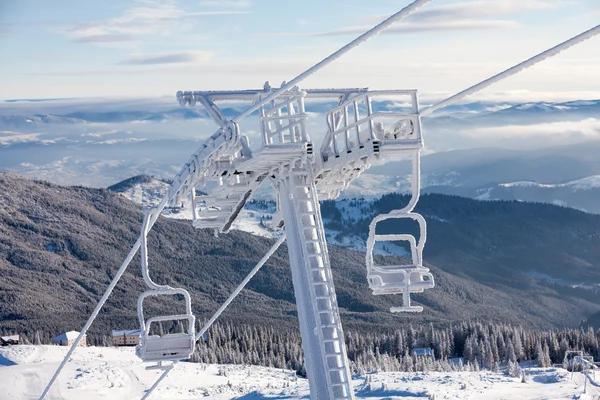 Elevador de cadeira altamente congelado na estância de esqui Dragobrat, Ucrânia — Fotografia de Stock
