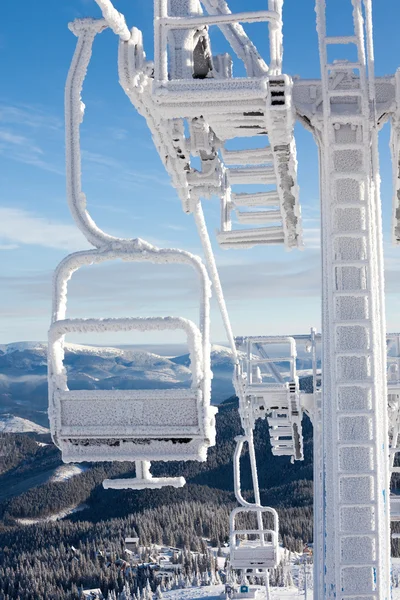 Heavily frozen chairlift at Dragobrat ski resort, Ukraine — Stock Photo, Image