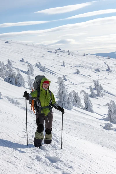 Hiker promenader i vinter Karpaterna — Stockfoto