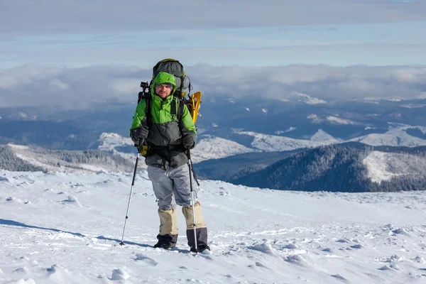 Turista v zimě Karpaty — Stock fotografie