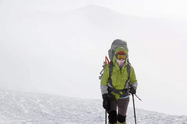 Escursioni a piedi in inverno Montagne dei Carpazi — Foto Stock