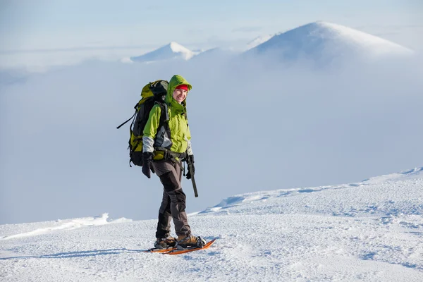 Nő hótalpas téli Kárpát-hegység — Stock Fotó