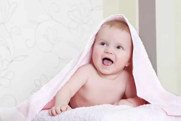 Dulce bebé sonriendo a la cámara — Foto de Stock