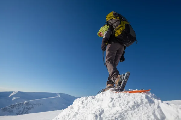 Donna ciaspole in inverno Montagne carpatiche — Foto Stock