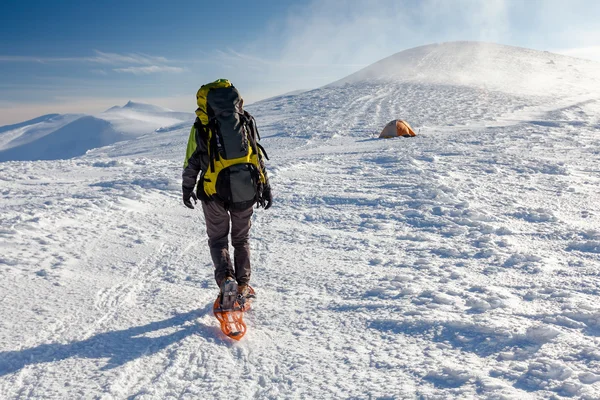 Woman snowshoeing in winter Carpathian mountains — Stock Photo, Image