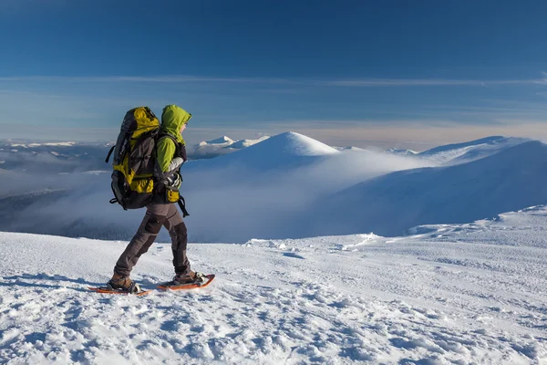 Mujer raquetas de nieve en invierno Montañas Cárpatos — Foto de Stock