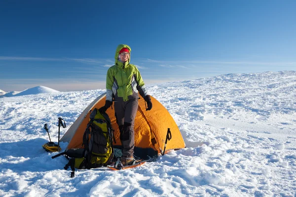 Zelten während der Winterwanderungen in den Karpaten — Stockfoto