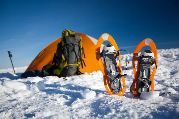 Camping during winter hiking in Carpathian mountains — Stock Photo, Image