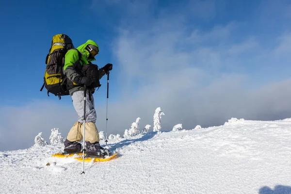 Hiker walking in winter Carpathian mountains — Stock Photo, Image