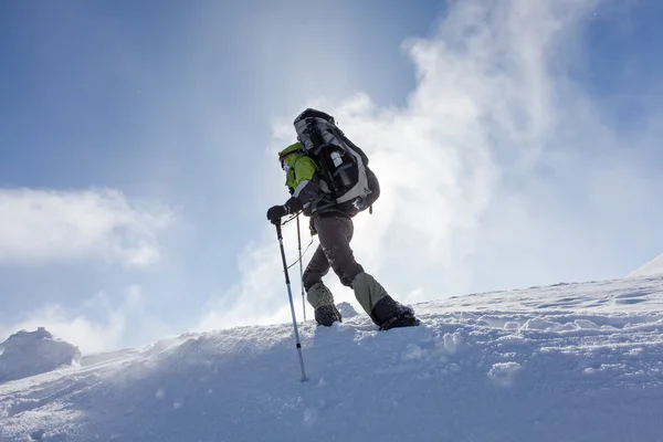 Caminhante caminhando no inverno montanhas dos Cárpatos — Fotografia de Stock