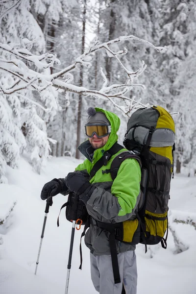 走在冬季喀尔巴阡山的徒步旅行者 — 图库照片
