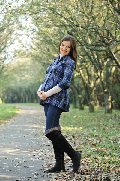 Беременная женщина позирует перед камерой — стоковое фото