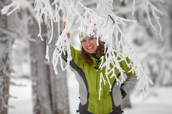 Young woman posing at camera in winter mountains — Stock Photo, Image