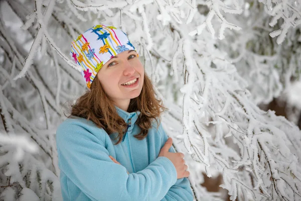 Mulher jovem posando na câmera em montanhas de inverno — Fotografia de Stock