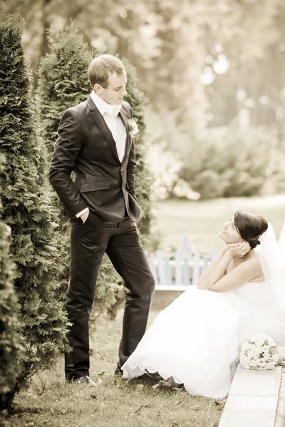 Happy bride and groom on their wedding day — Stock Photo, Image