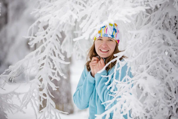 Young woman posing at camera in winter mountains — Stock Photo, Image
