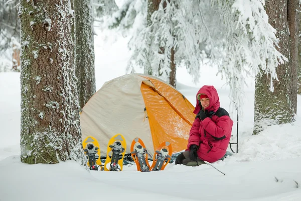 Acampar durante caminhadas de inverno nas montanhas dos Cárpatos — Fotografia de Stock