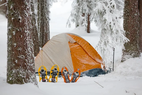 Camping during winter hiking in Carpathian mountains — Stock Photo, Image