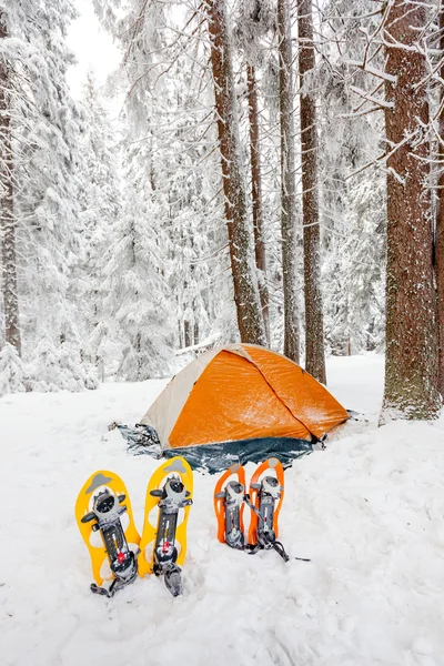 Camping during winter hiking in Carpathian mountains — Stock Photo, Image