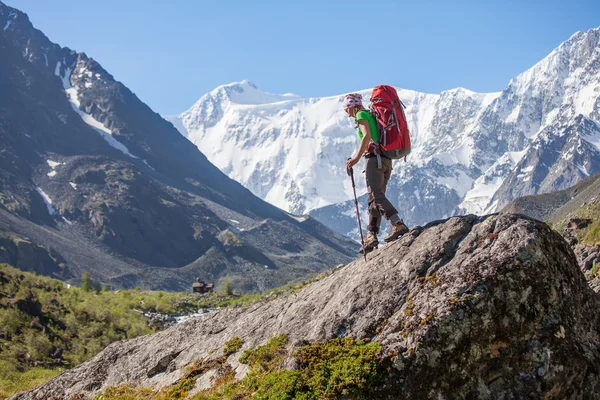 Турист возле горы Белуха, самой высокой в Сибири — стоковое фото