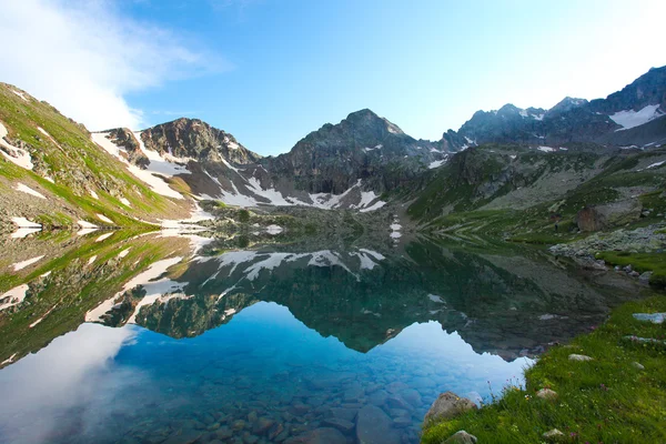 Lindo lago de montanha com reflexo de montanhas mais próximas — Fotografia de Stock