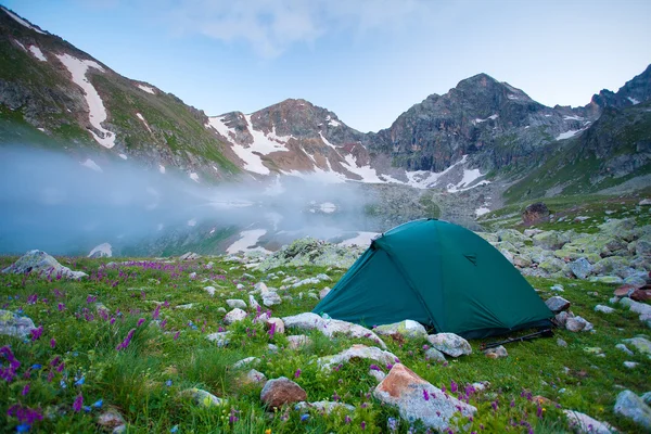 Vackra landskapet i tält på berg — Stockfoto