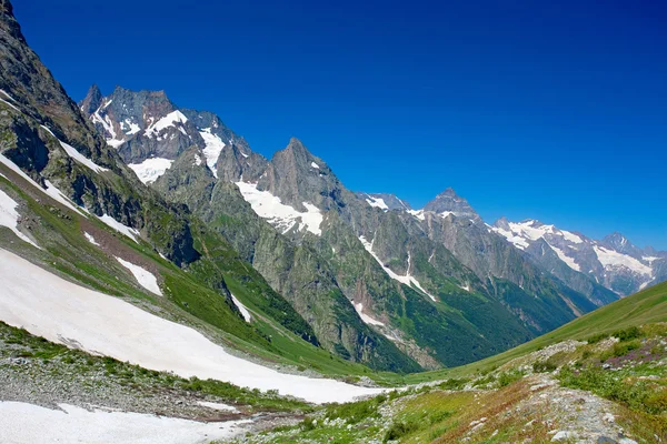 Kafkas Dağları'nın doğal görünümü — Stok fotoğraf