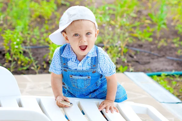 Söta baby pojke ler på kamera — Stockfoto