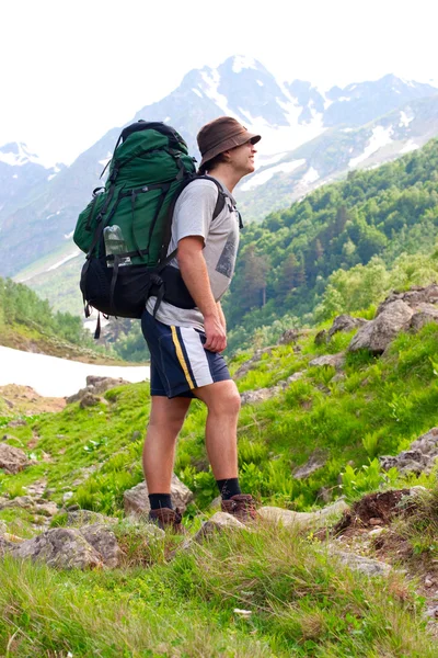 Hiker di pegunungan Caucasus — Stok Foto