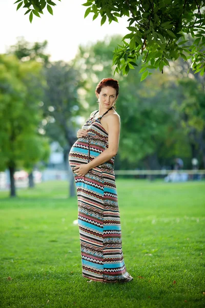 Gravid kaukasisk kvinna tar resten utomhus — Stockfoto