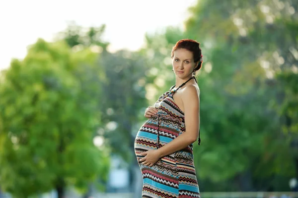 Pregnant caucasian woman takes rest outdoor — Stock Photo, Image