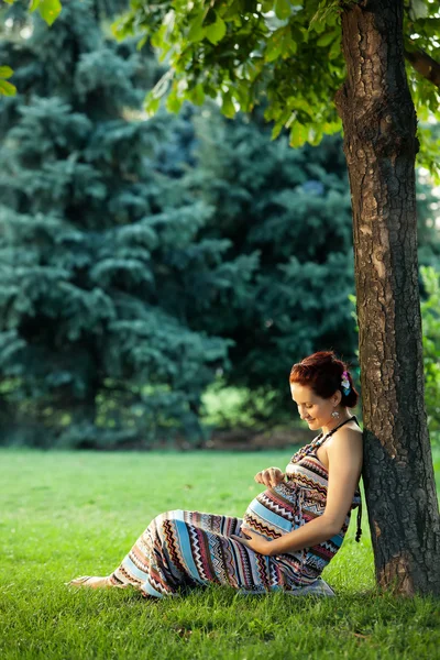 Mulher branca grávida descansa ao ar livre — Fotografia de Stock