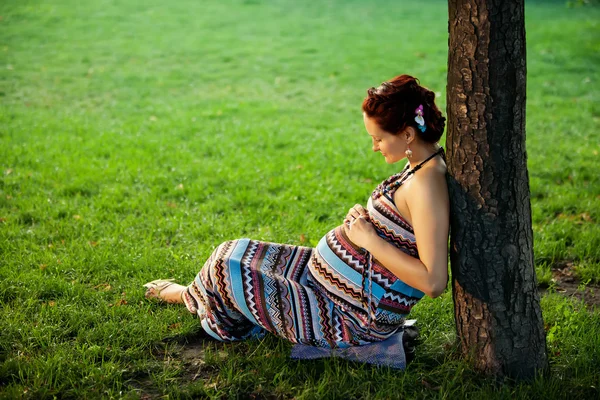 Embarazada mujer caucásica toma descanso al aire libre — Foto de Stock