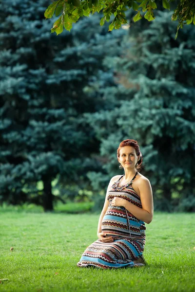 Enceinte caucasien femme prend repos en plein air — Photo