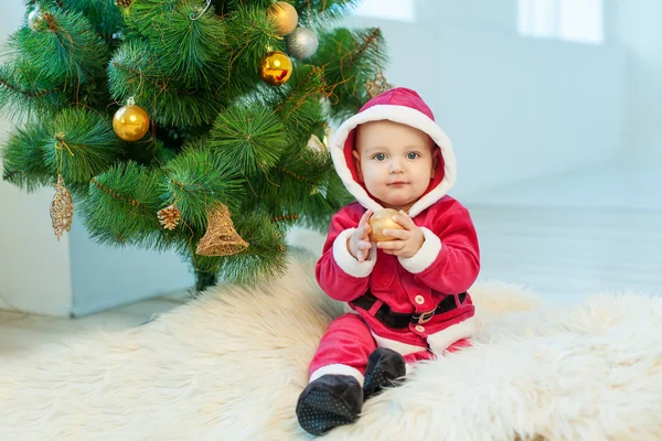 Mały chłopiec w garnitur Santa gra w studio biały — Zdjęcie stockowe