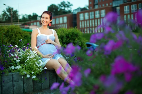 白人妊婦は残り屋外 — ストック写真