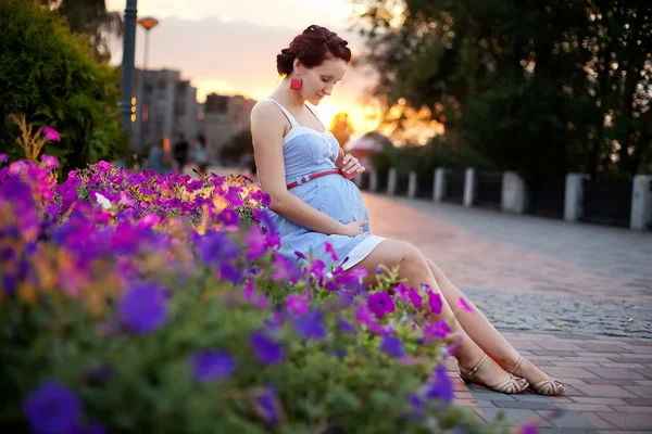 Embarazada mujer caucásica toma descanso al aire libre — Foto de Stock